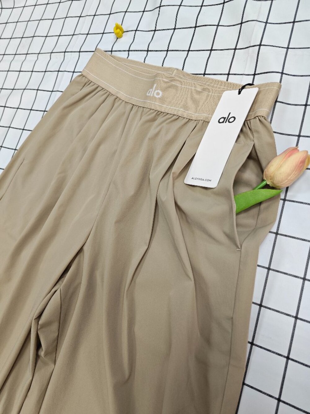 💕NWT ALO Yoga（Regular）Suit Up Trouser Gravel😉Quiet Luxury Neutral Pants - Picture 3 of 9